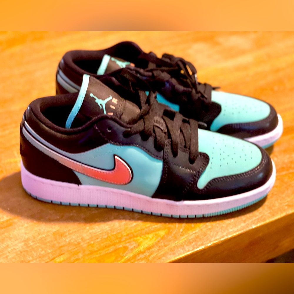 Jordan 1 retro. Like new. Great condition! Size 5.5